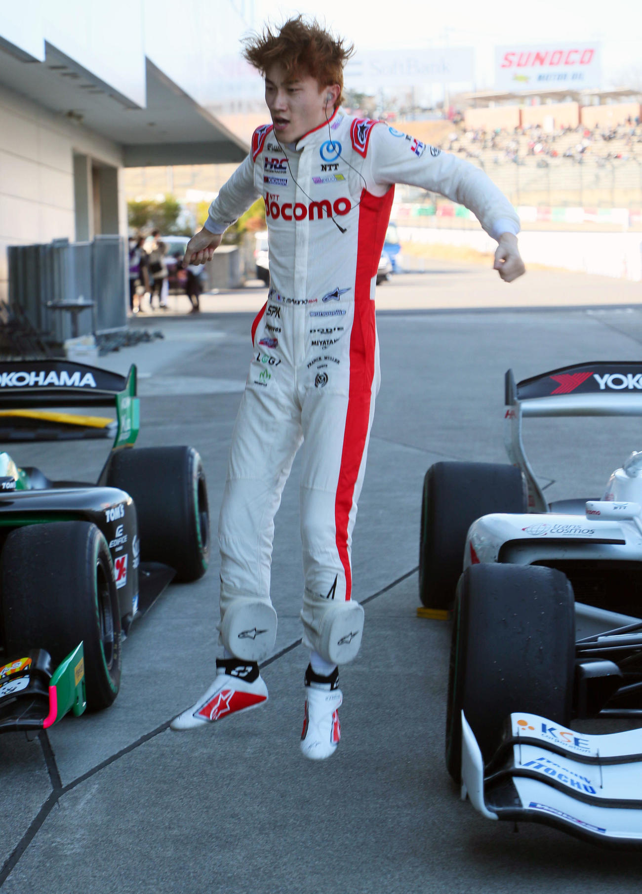 スーパーフォーミュラ第2戦を制したDOCOMO TEAM DANDELION RACINGの牧野任祐は、マシンからジャンプして降りる（撮影・宮崎幸一）
