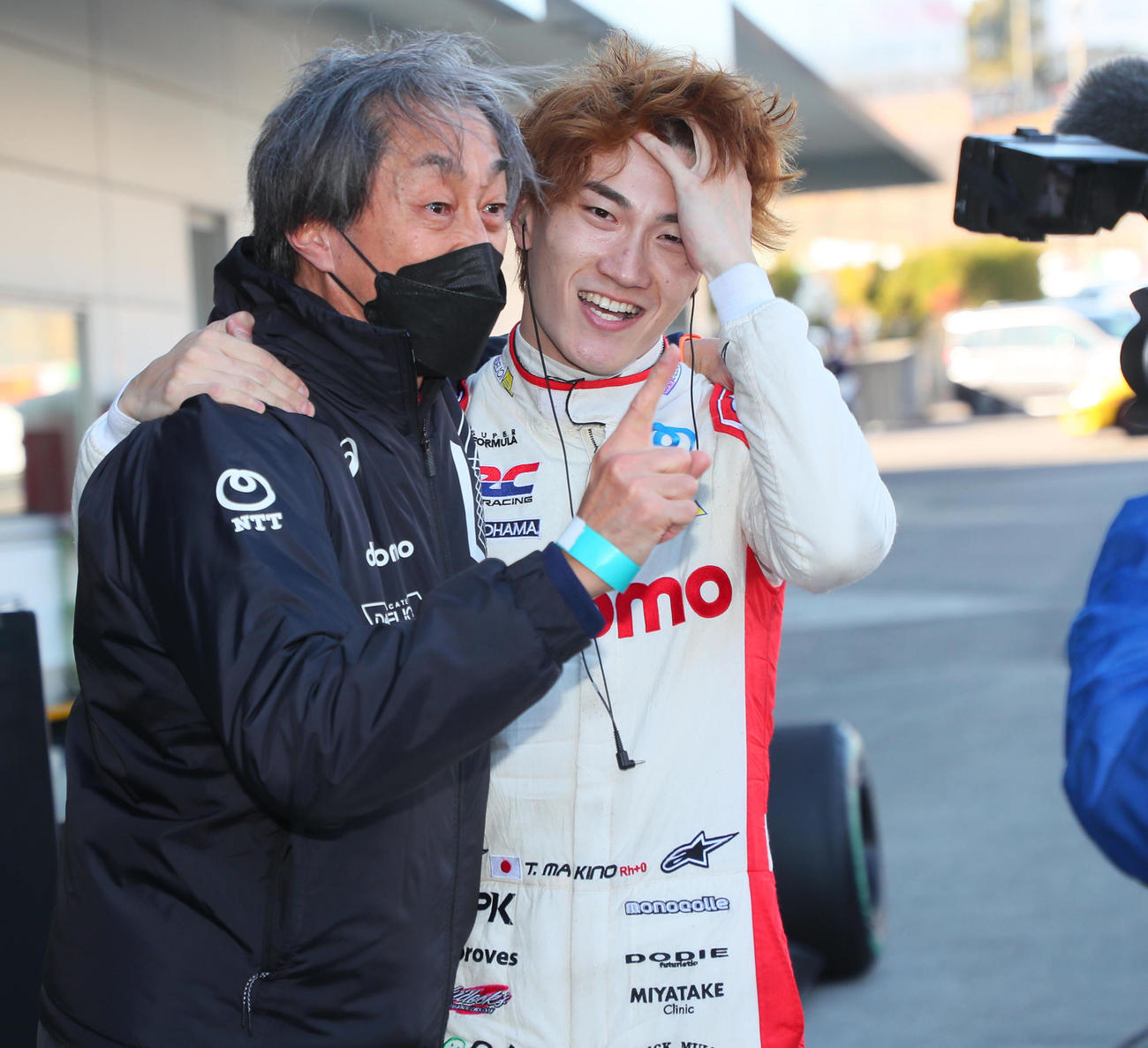 スーパーフォーミュラ第2戦を制したDOCOMO TEAM DANDELION RACINGの牧野任祐は、村岡監督（左）と肩を組む（撮影・宮崎幸一）