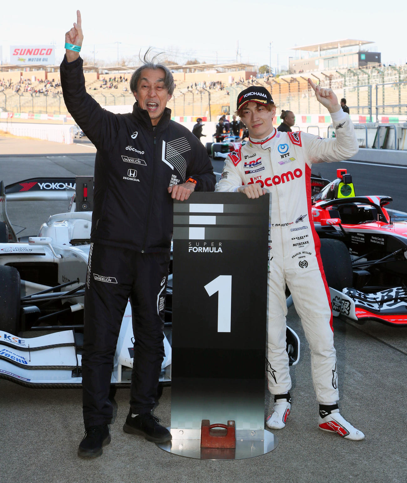スーパーフォーミュラ第2戦を制したDOCOMO TEAM DANDELION RACINGの牧野任祐は、村岡潔監督（左）と1位ポーズ（撮影・宮崎幸一）