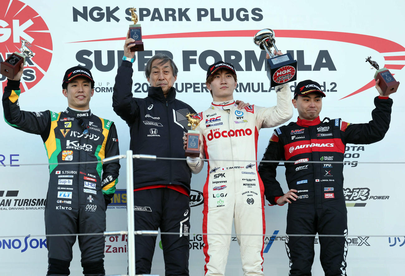 スーパーフォーミュラ第2戦の表彰台に立った、左から2位の坪井翔、優勝したDOCOMO TEAM DANDELION RACINGの村岡監督と牧野任祐、3位の岩佐歩夢（撮影・宮崎幸一）