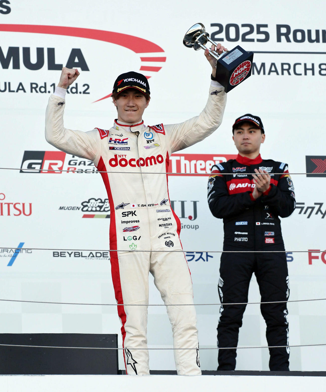 スーパーフォーミュラ第2戦で鈴鹿初勝利を挙げたDOCOMO TEAM DANDELION RACINGの牧野任祐。右は3位でポイントランキングの首位に立った岩佐歩夢（撮影・宮崎幸一）