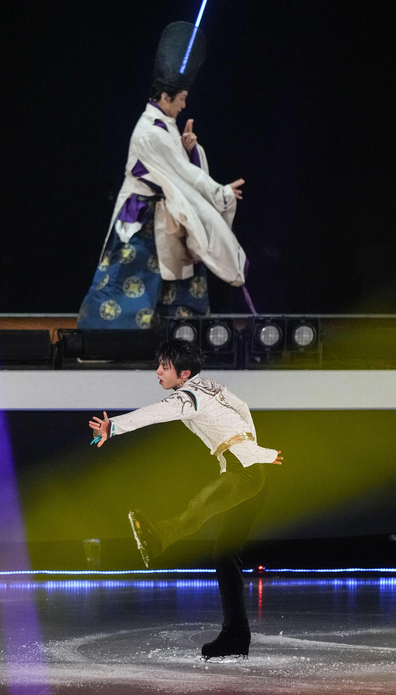 野村萬斎（上）とコラボする羽生結弦さん（撮影・鈴木みどり）