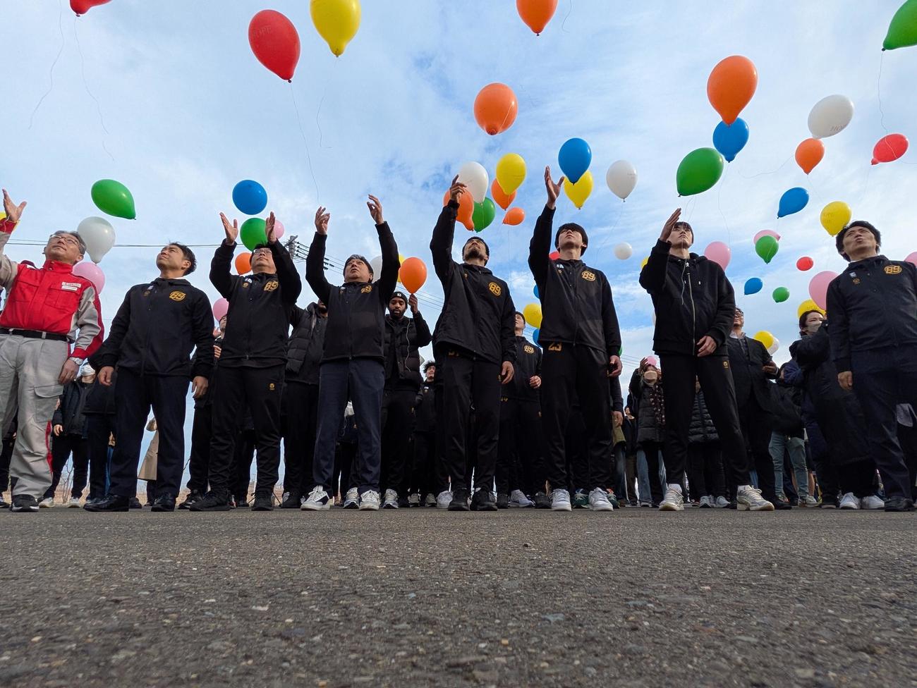 「HOPE FOR project」に参加し、花の種が入った風船と思いを空へと送る仙台89ERSの選手、スタッフら（撮影・浜本神威）