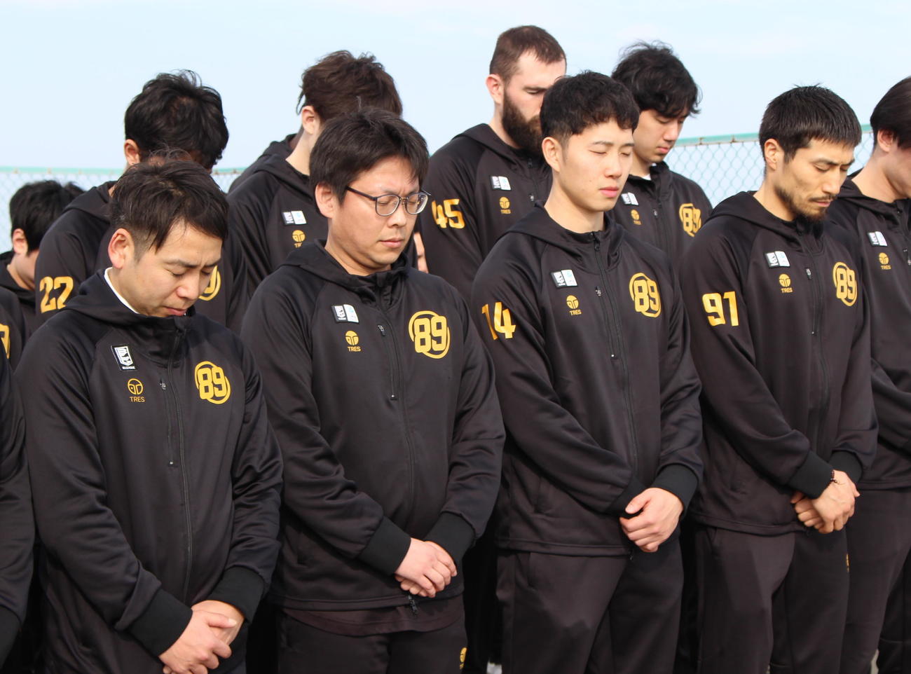 午後2時46分、震災遺構の荒浜小学校屋上で黙とうを捧げる仙台89ERSの選手、スタッフら　前列左から志村社長、落合監督、青木、片岡（撮影・浜本神威）