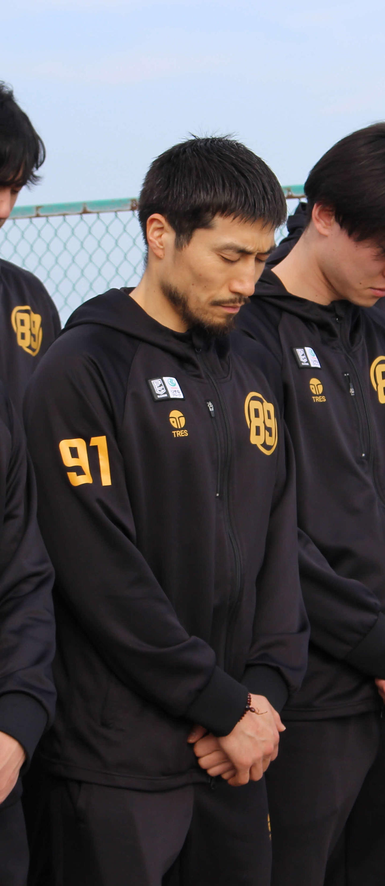 午後2時46分、震災遺構の荒浜小学校屋上で黙とうを捧げる仙台89ERSの片岡（撮影・浜本神威）