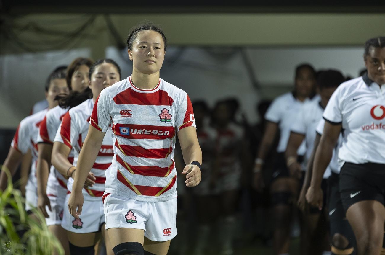 24年6月14日のフィジー戦で入場する女子15人制日本代表のフランカー長田いろは主将（左）（C）JRFU