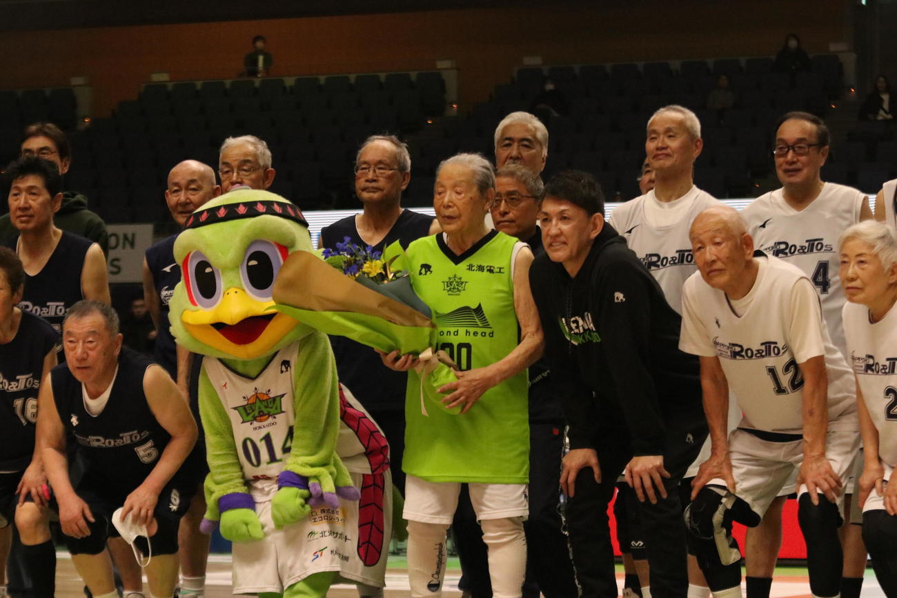 引退試合に臨んだ100歳の在間さん（前列左から3人目）（撮影・保坂果那）