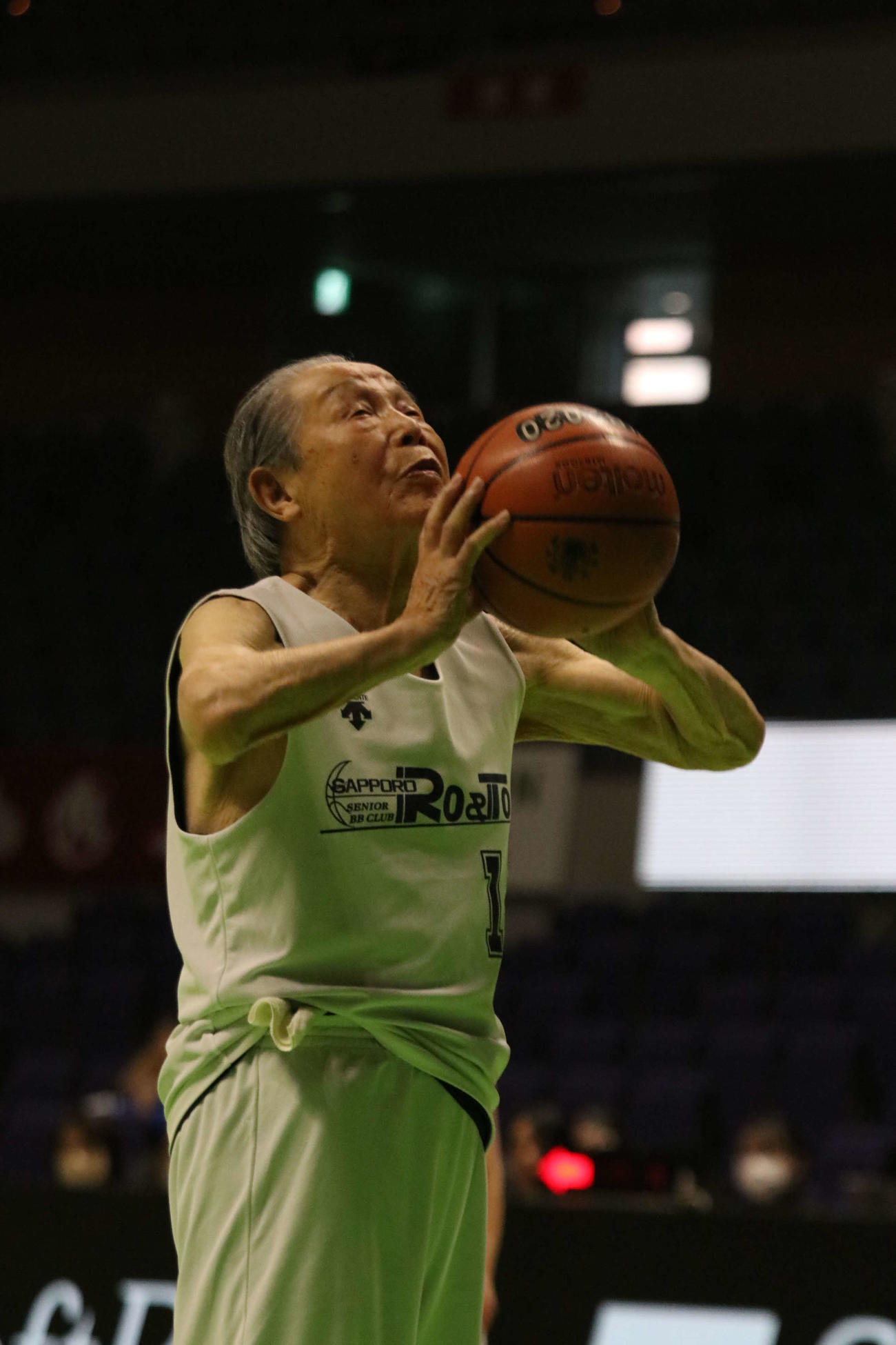 フリースローを放つ在間さん（撮影・保坂果那）