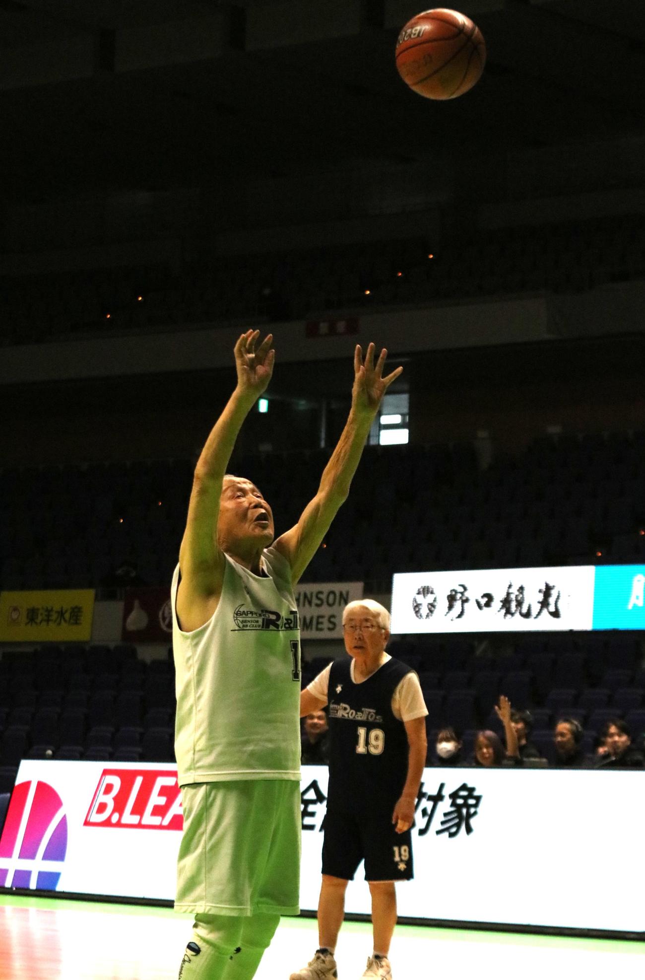 フリースローを放つ在間さん（撮影・保坂果那）