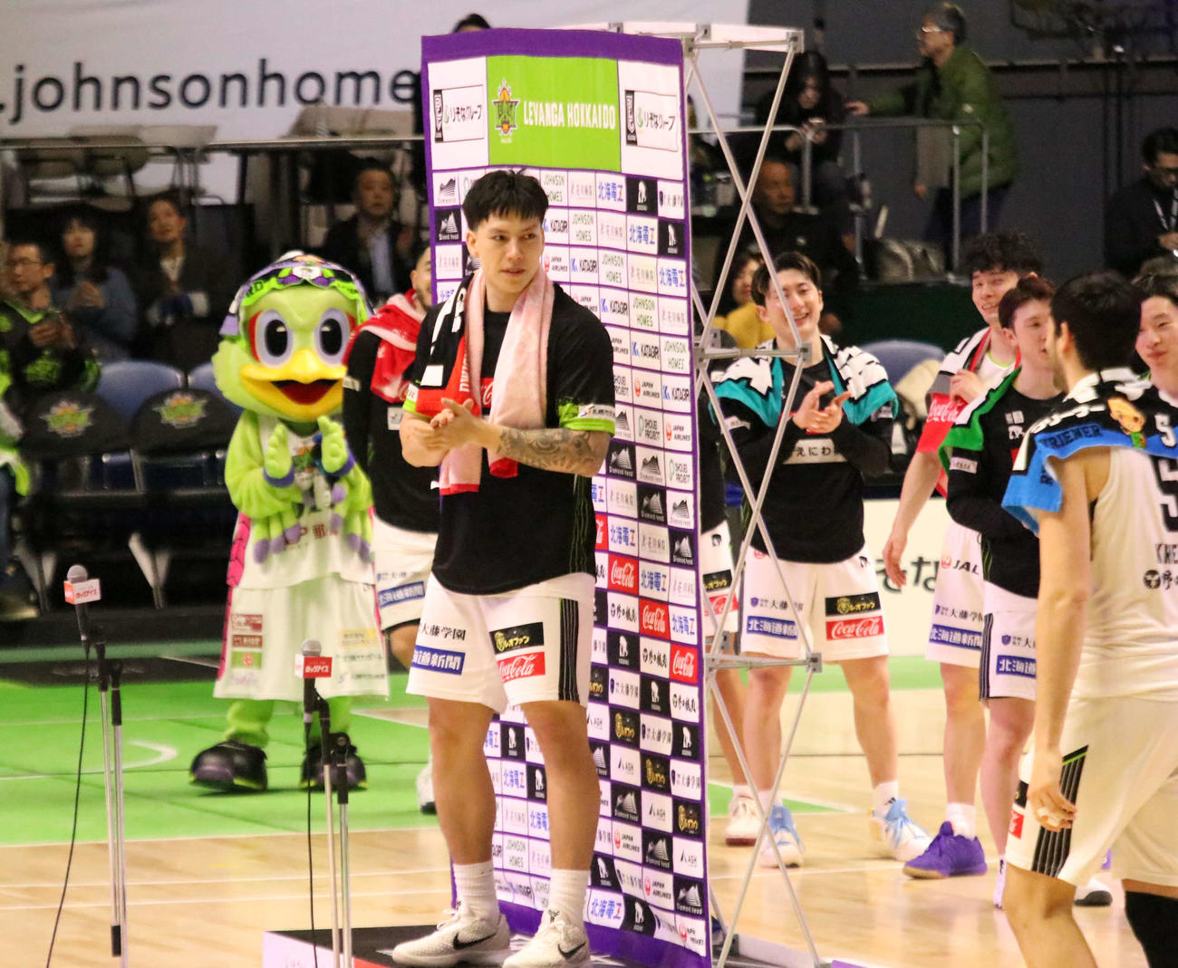 勝利後インタビューを受けるレバンガ北海道ドワイト・ラモス（撮影・保坂果那）