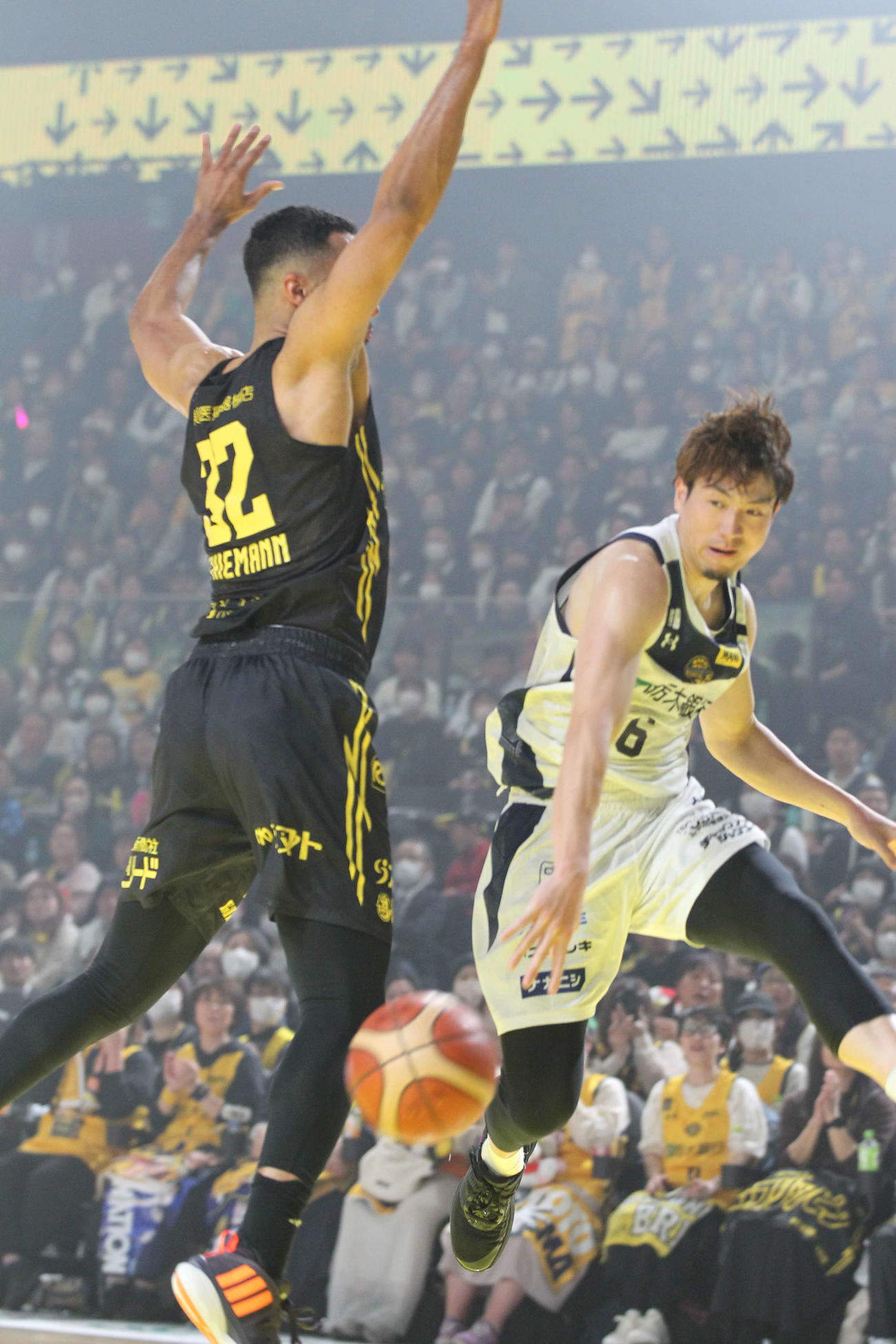群馬対宇都宮　ゴール下でパスを繰り出す宇都宮の比江島慎（撮影・沢田啓太郎）