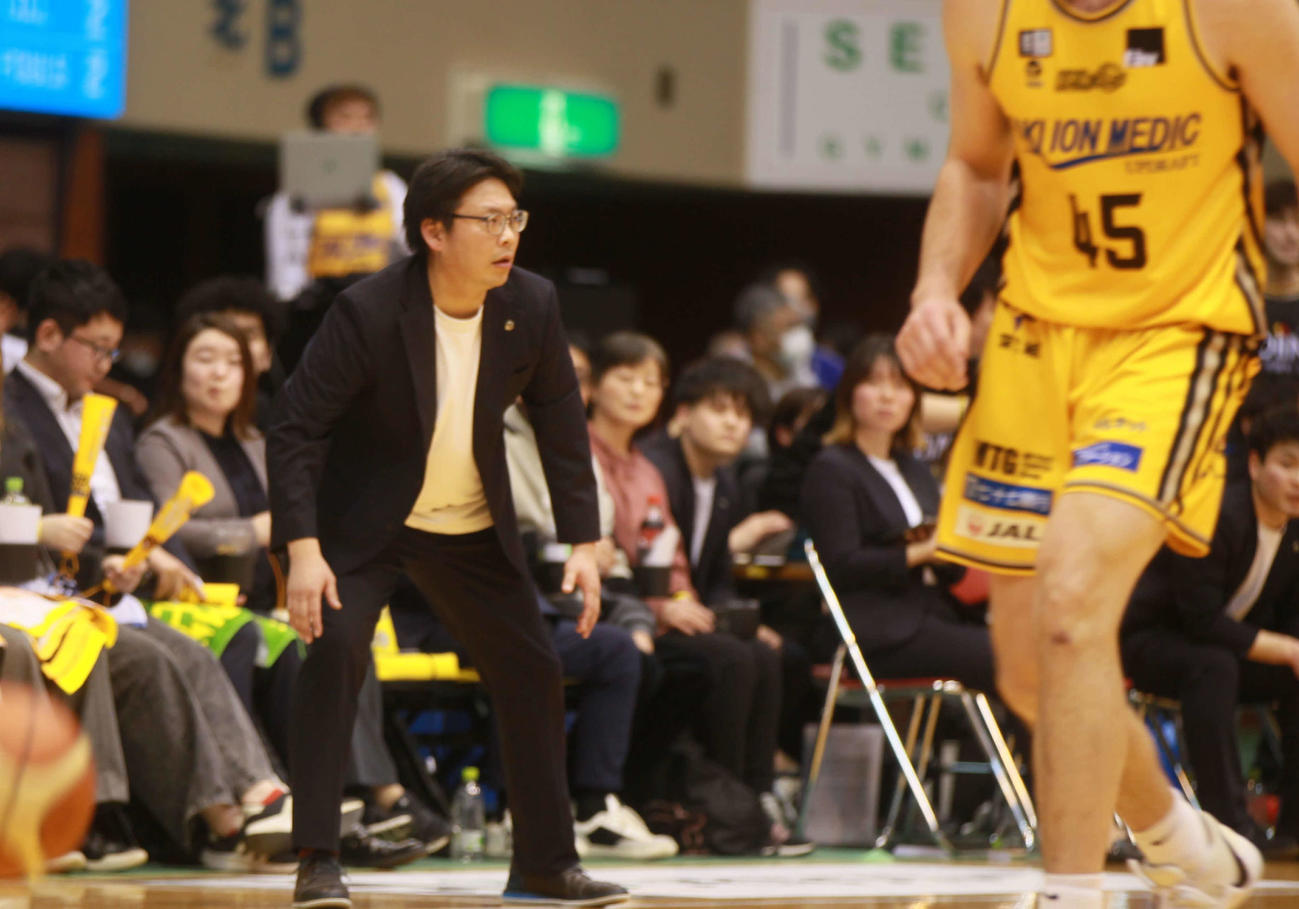 仙台対京都　第4Q、選手たちを鼓舞するB1仙台・落合HC（撮影・高橋香奈）
