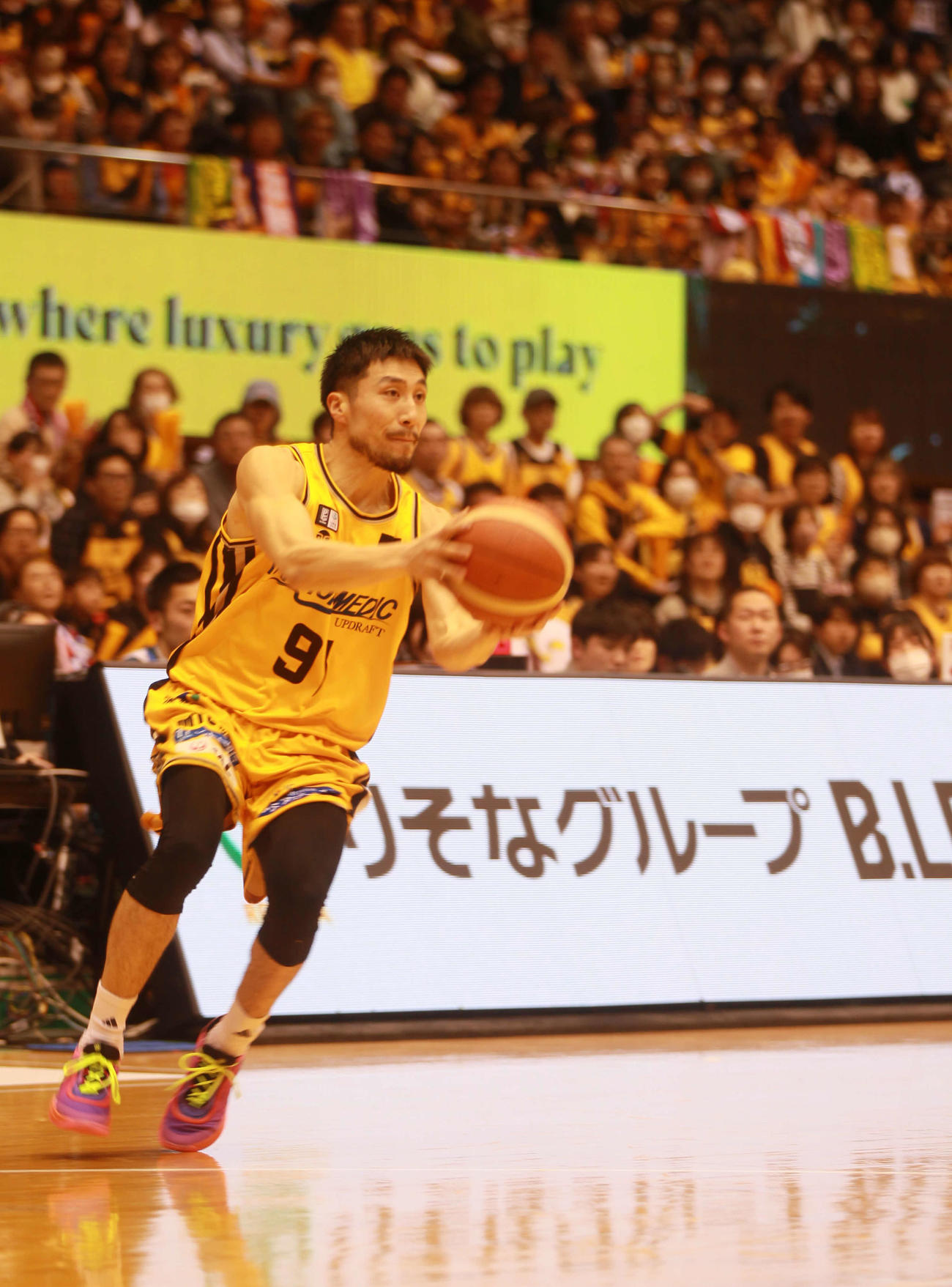 仙台対京都　パスを狙うB1仙台・G片岡大晴（撮影・高橋香奈）