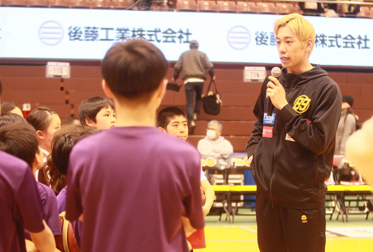 子どもたちに身を守る大切さを語りかけるB1仙台・SF荒谷（撮影・高橋香奈）