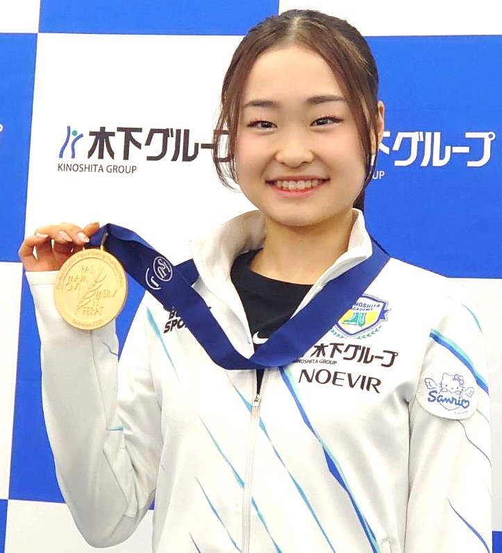 世界ジュニア選手権の金メダルを手に笑顔を見せる島田（撮影・飯岡大暉）