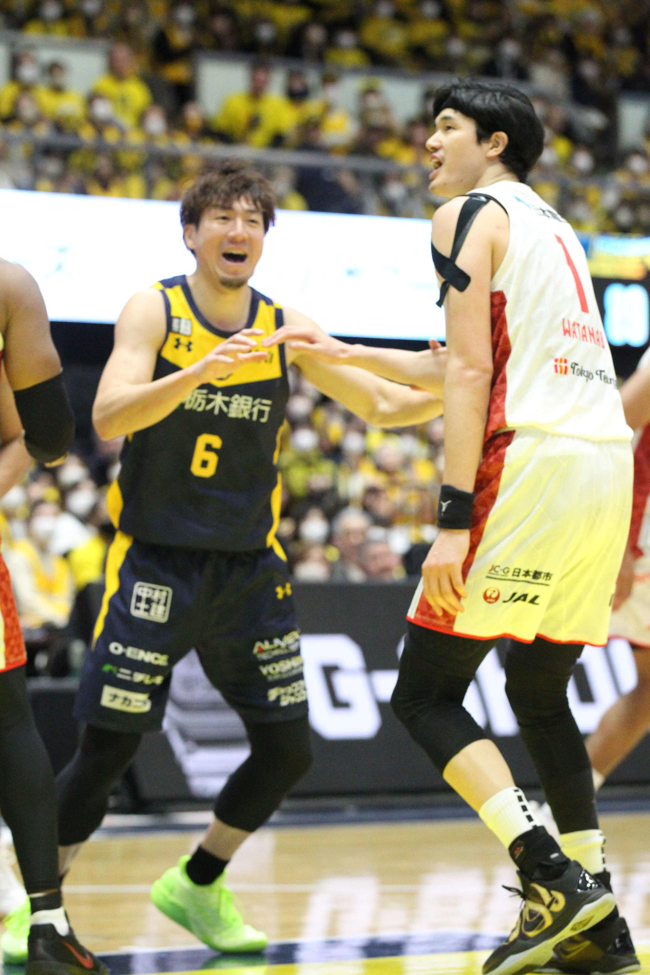 千葉Jの渡辺雄太（右）とマッチアップする宇都宮の比江島慎（2025年1月撮影）
