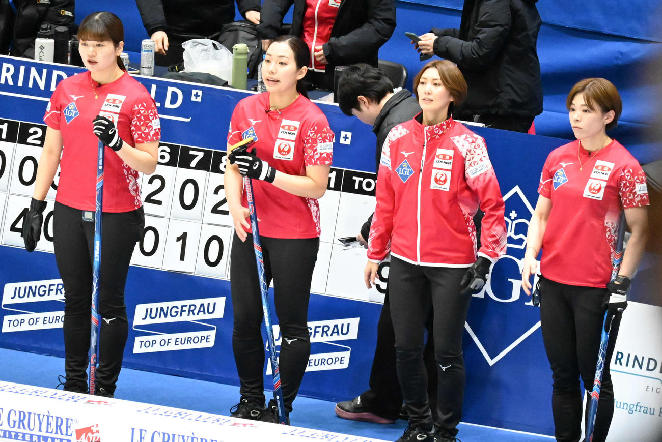 韓国に敗れ悔しそうな表情を見せる、左から小谷、近江谷、吉村、小野寺（撮影・飯岡大暉）