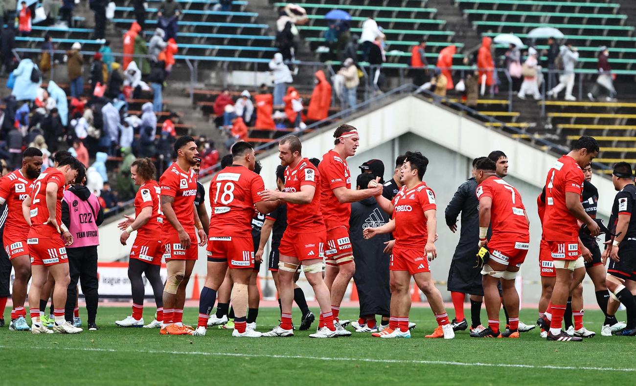 神戸対三重　勝利を喜ぶ神戸フィフティーン（撮影・上田博志）