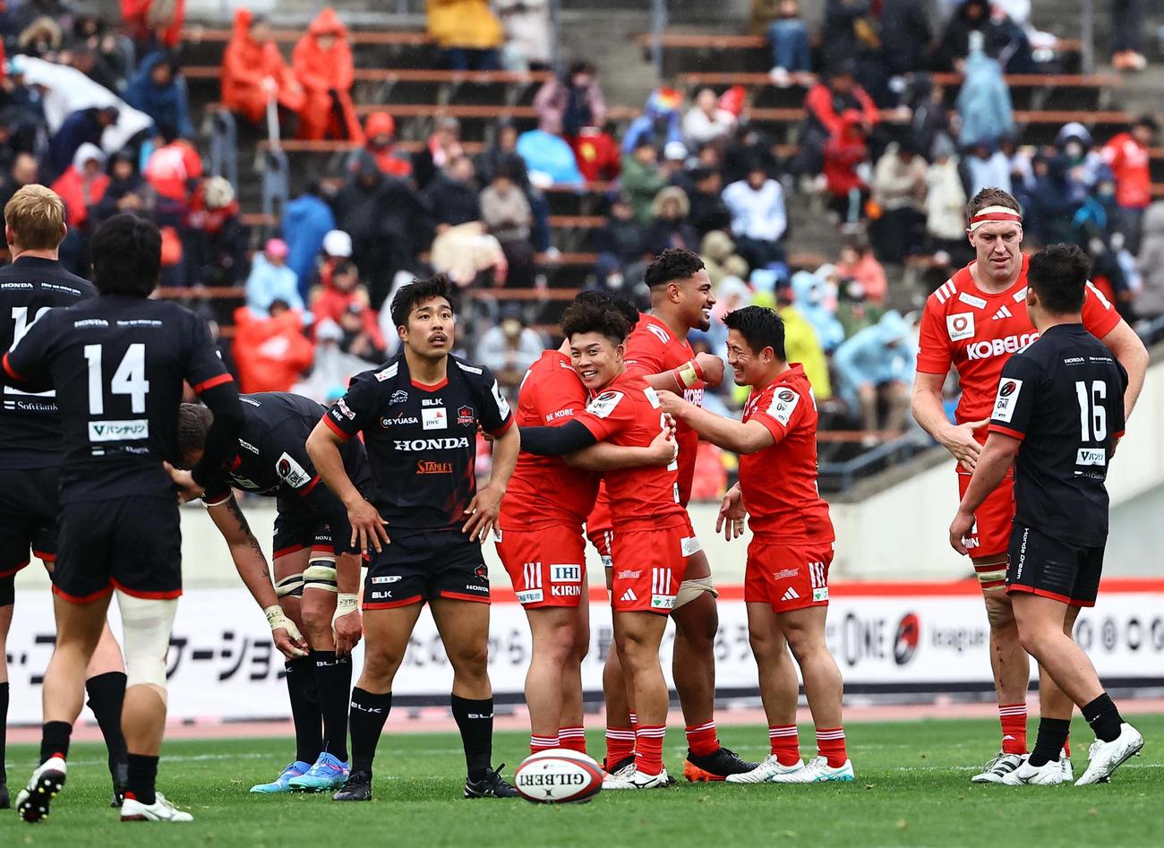 神戸対三重　勝利を喜ぶ神戸フィフティーン（撮影・上田博志）
