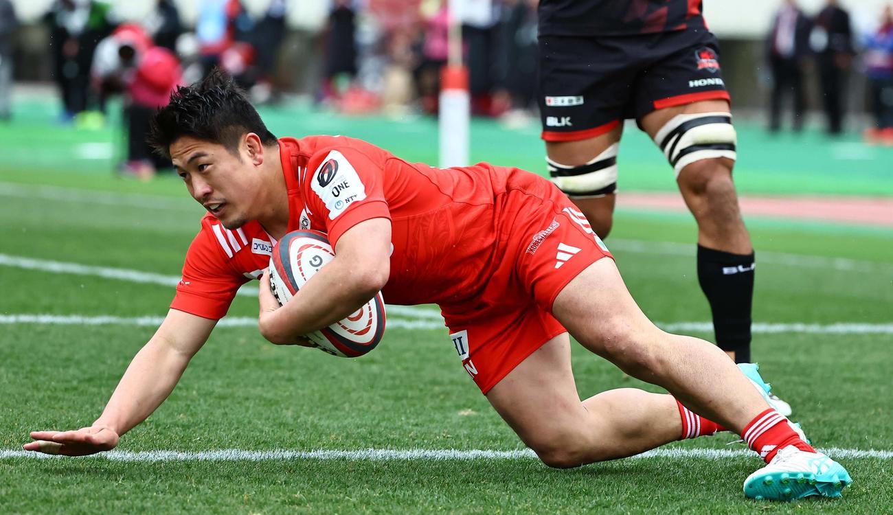 神戸対三重　後半、左中間へ飛び込みトライを決める神戸松永（撮影・上田博志）