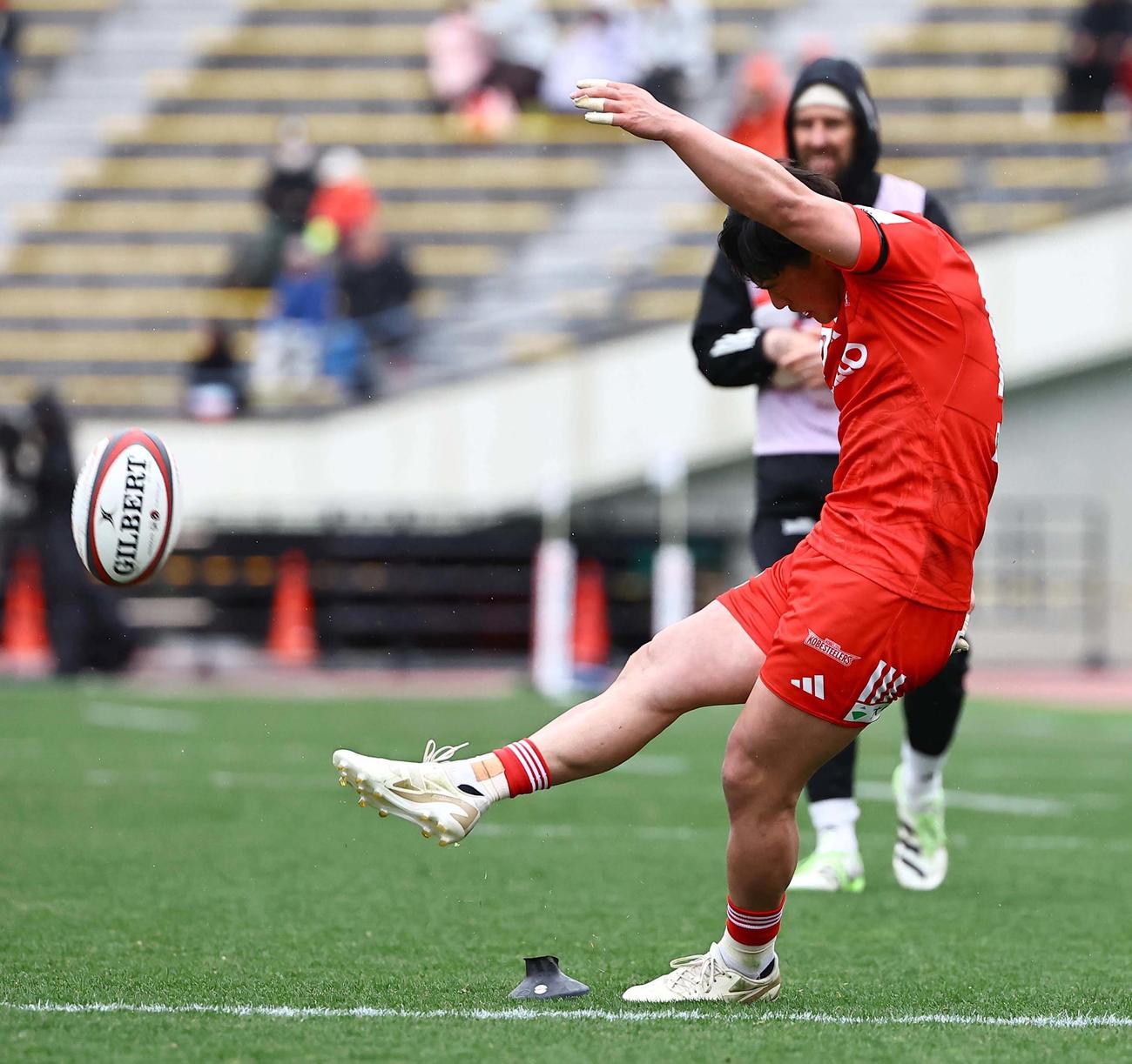 神戸対三重　後半、GKを決める神戸李（撮影・上田博志）