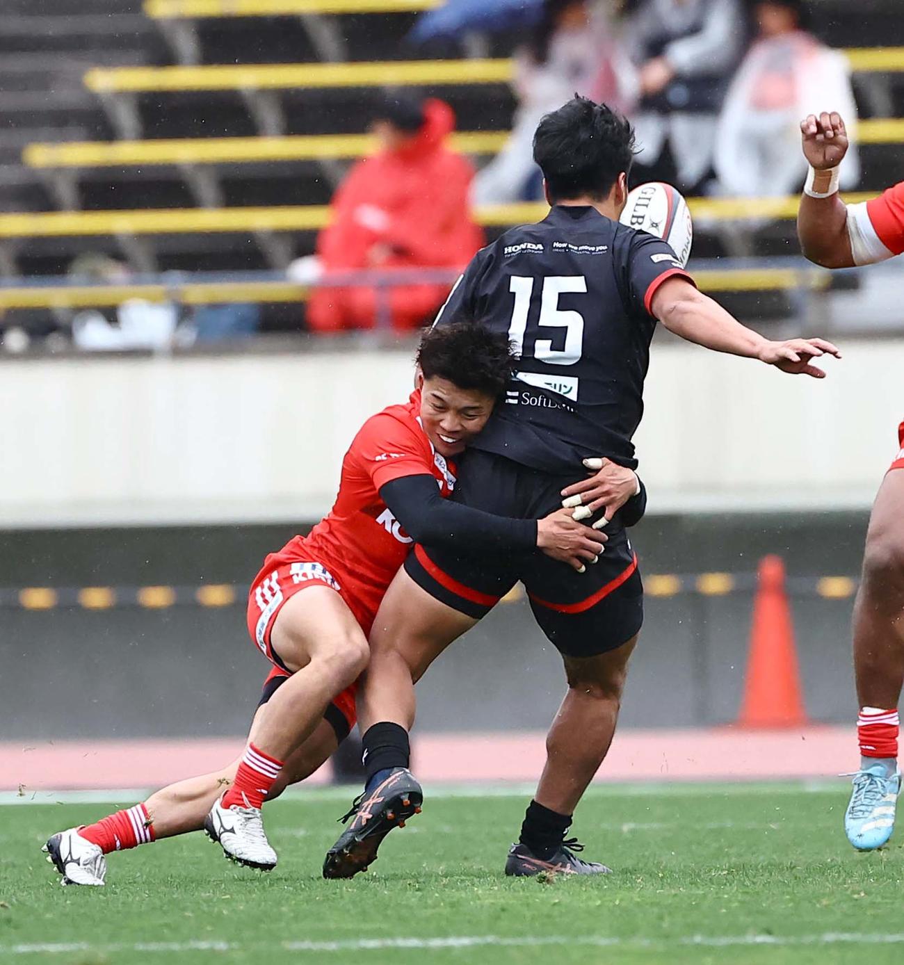 神戸対三重　後半、三重呉（右）にタックルする神戸上村（撮影・上田博志）