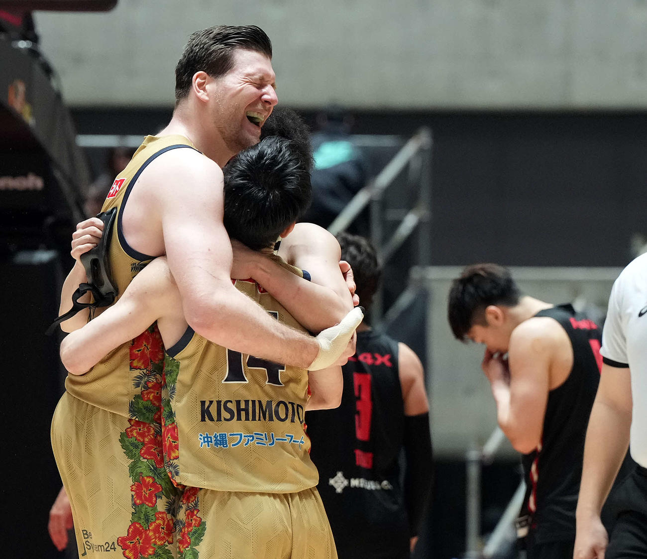 A東京対琉球　優勝を飾り喜びをかみしめる琉球クーリー（撮影・たえ見朱実）