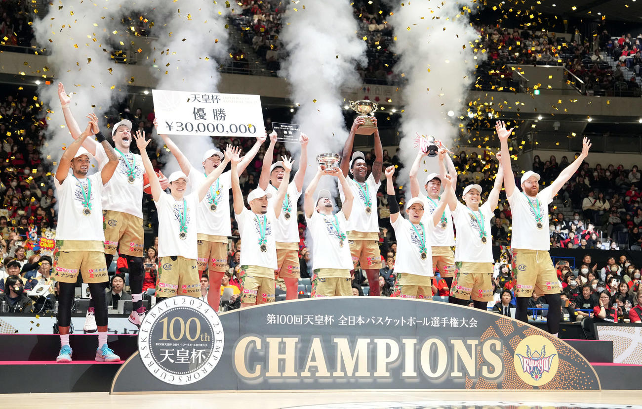 A東京対琉球　優勝を飾りカップを掲げる琉球の選手たち（撮影・たえ見朱実）