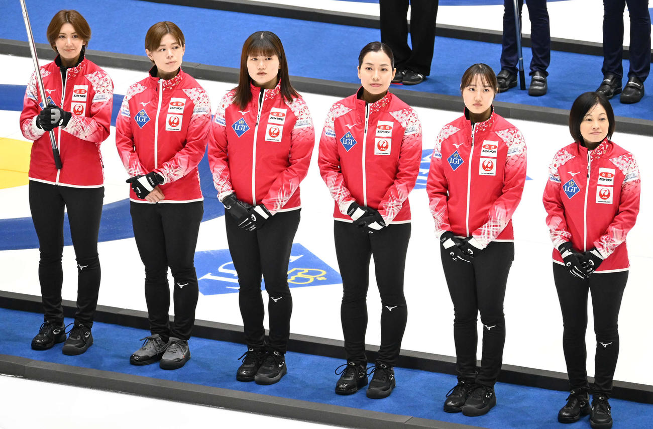 カーリング女子世界選手権開会式に出席する女子日本代表の左から吉村、小野寺、小谷、近江谷、小林、船山コーチ（撮影・飯岡大暉）