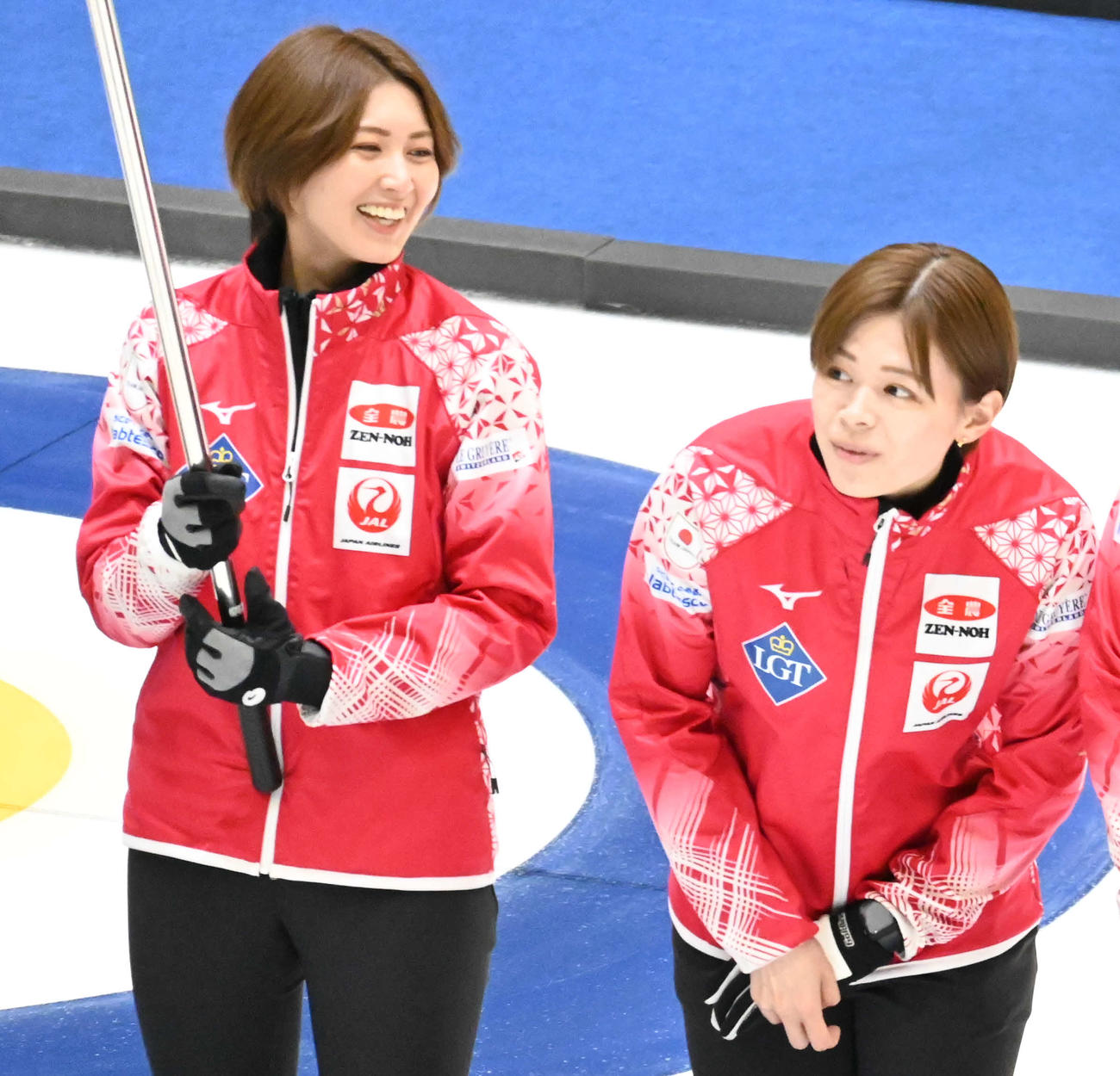 カーリング女子世界選手権開会式で笑顔を見せる女子日本代表の吉村（左）と小野寺（撮影・飯岡大暉）