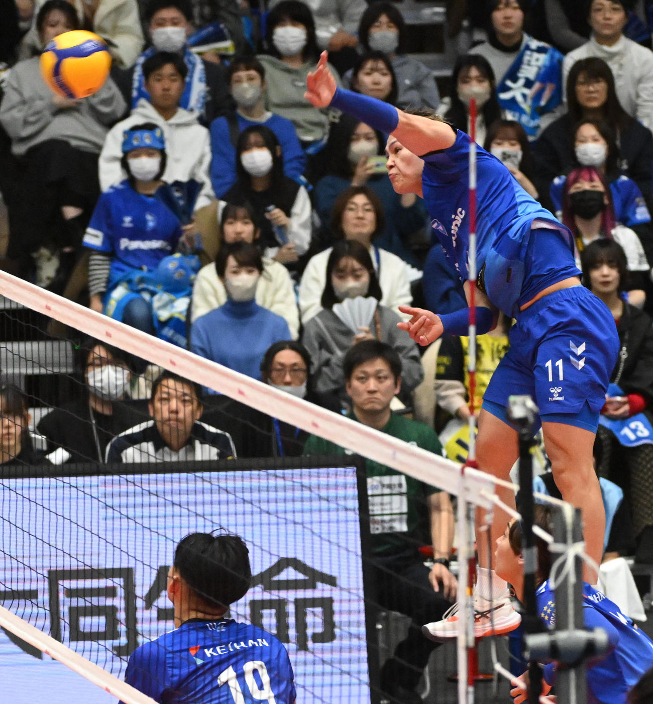 大阪B対日鉄堺　第2セット、スパイクを放つ大阪B西田（撮影・前岡正明）