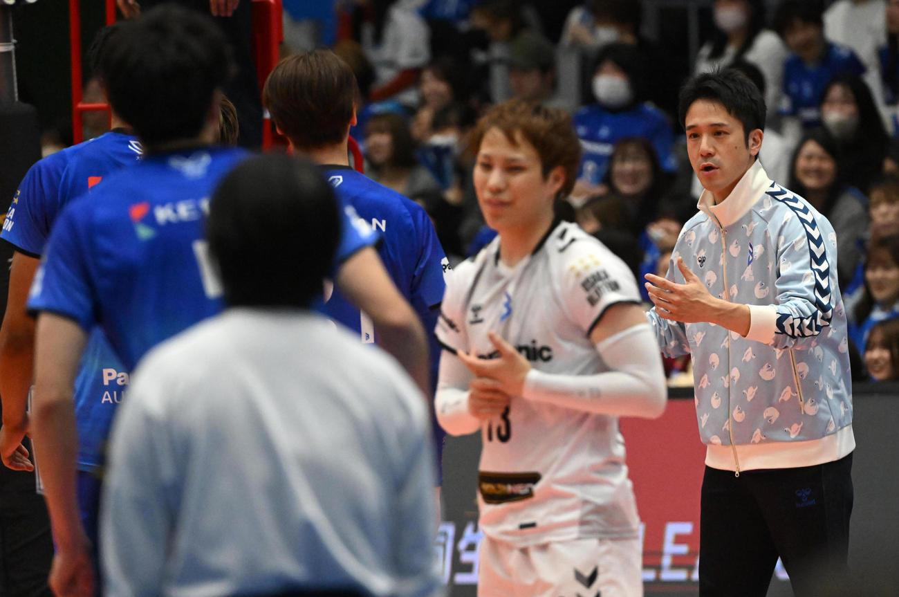 大阪B対日鉄堺　第2セット、指示を出す大阪B伊藤コーチ（撮影・前岡正明）
