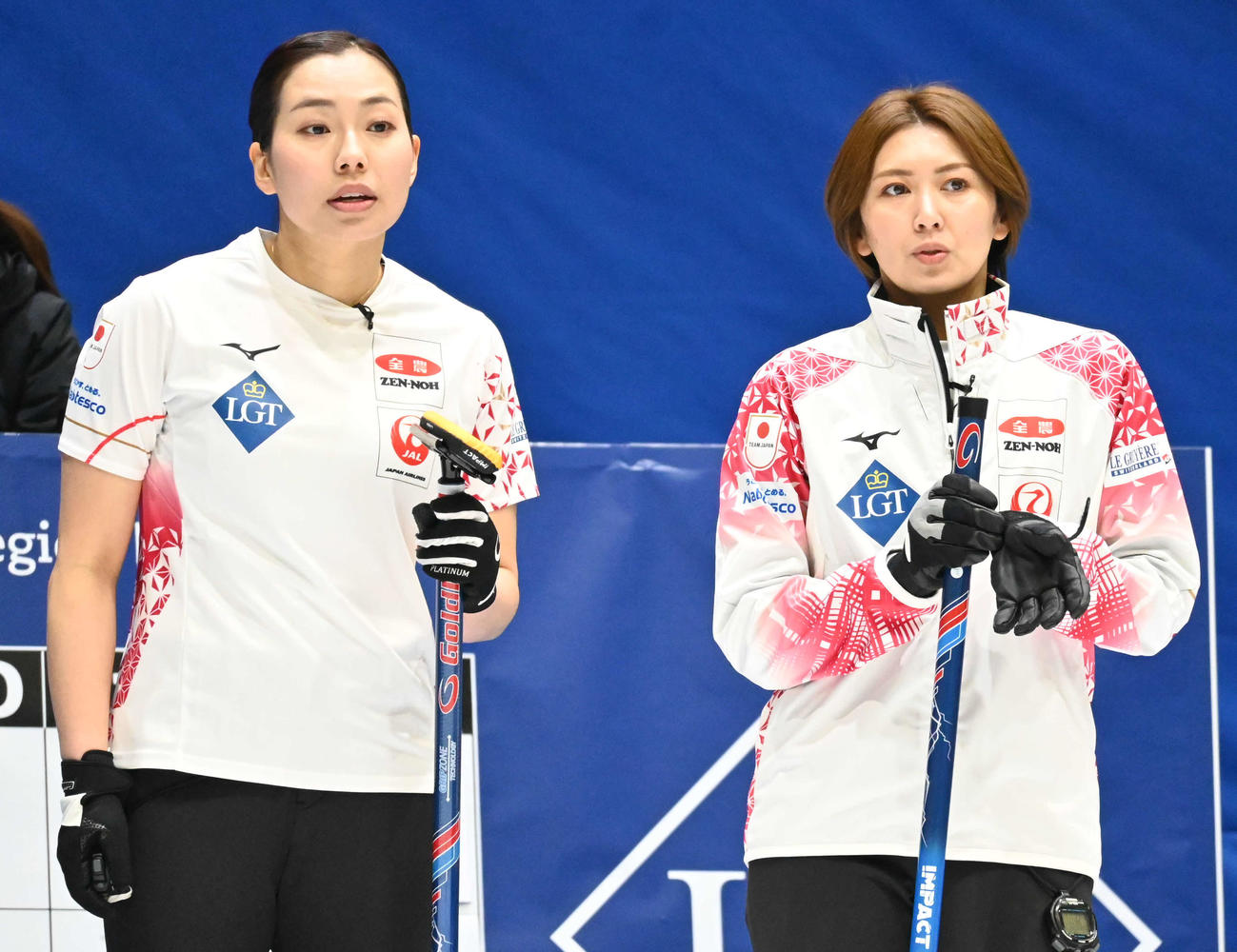 第8E、吉村（左）は近江谷と作戦を話し合う（撮影・飯岡大暉）