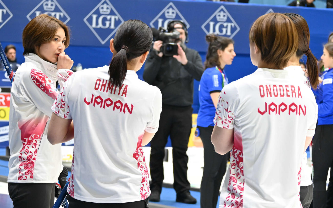 第8E、吉村（左）ら日本代表は作戦を話し合う（撮影・飯岡大暉）