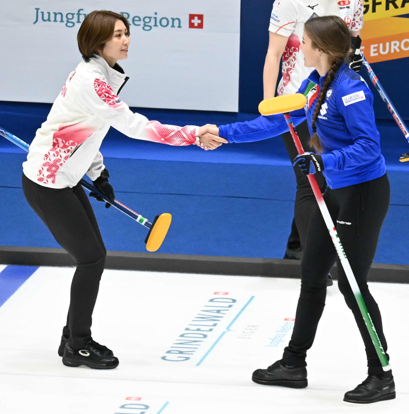 イタリアに勝利し相手と握手する吉村紗也香（左）（撮影・飯岡大暉）