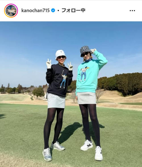 狩野舞子さん、ミニスカ＆黒タイツで日本代表チームメートとラウンド
