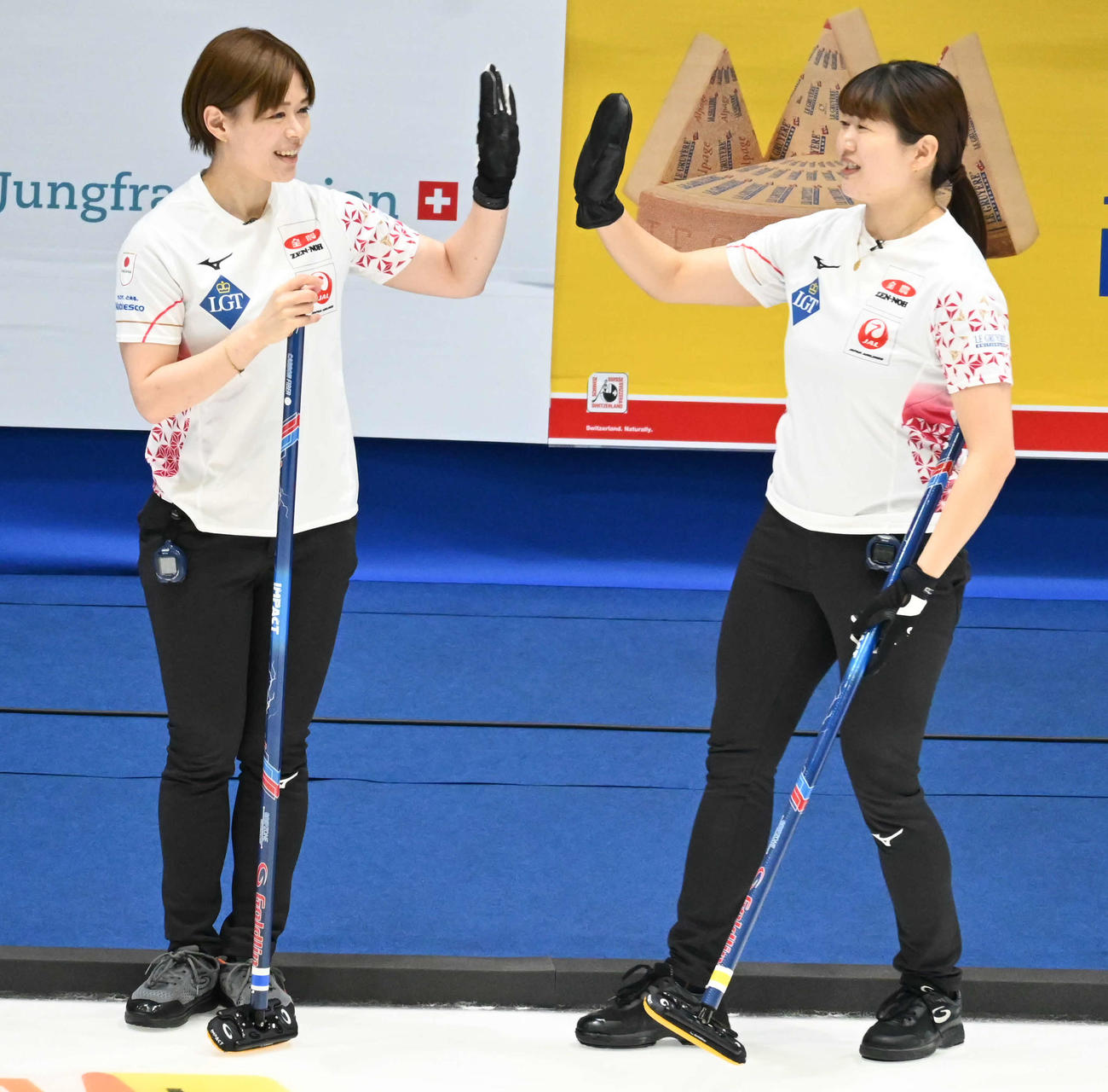 第4E、ハイタッチを交わす小野寺（左）と小谷（撮影・飯岡大暉）