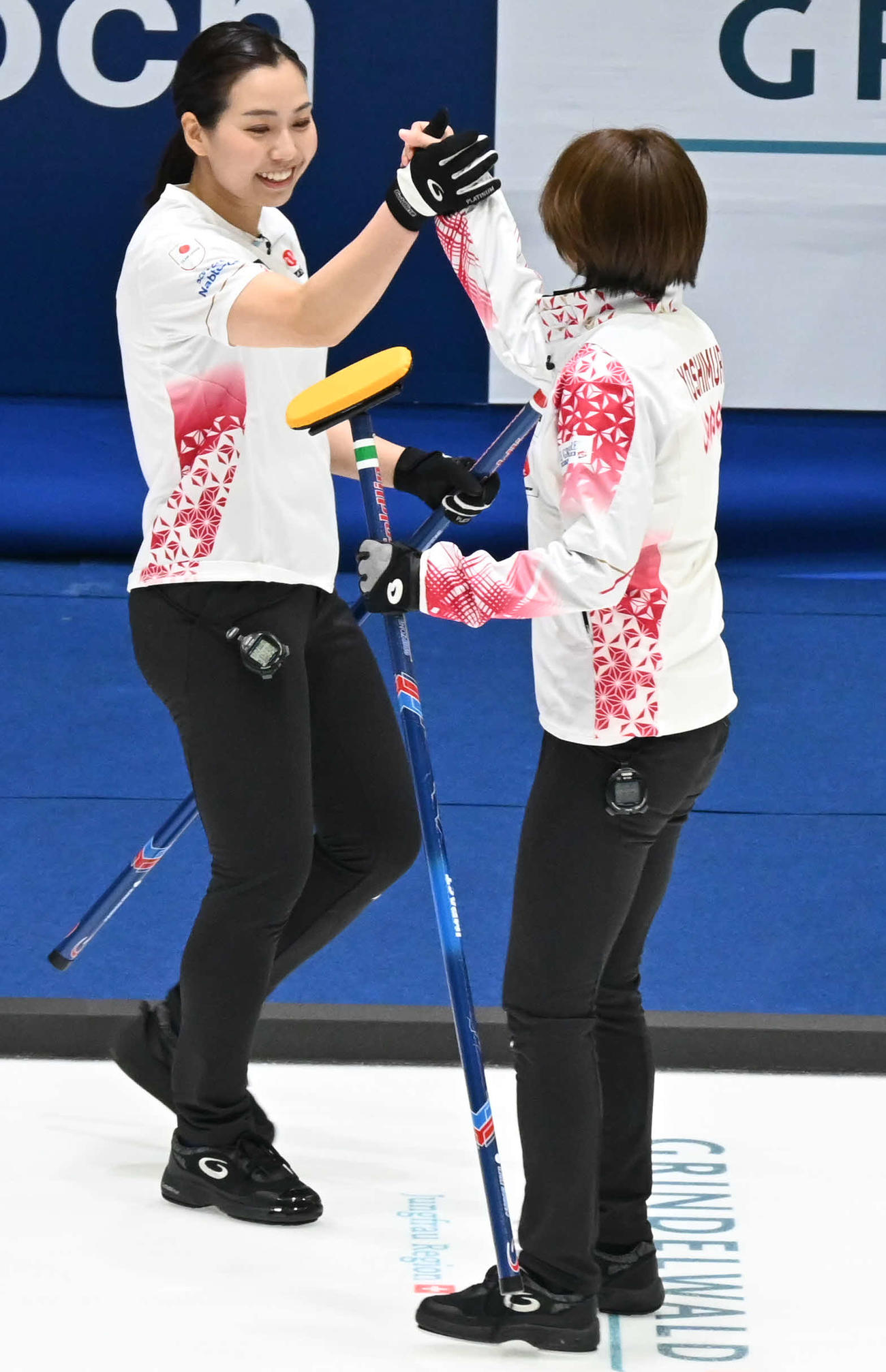 第4E、3点を奪い返し喜ぶ吉村（右）と近江谷（撮影・飯岡大暉）