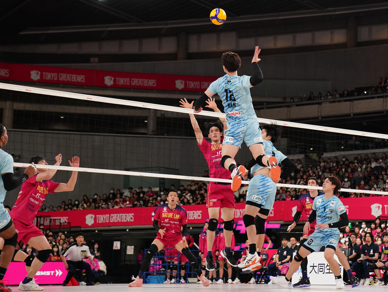 東京GB対サントリー　第3セット、スパイクを放つサントリー高橋藍（撮影・横山健太）