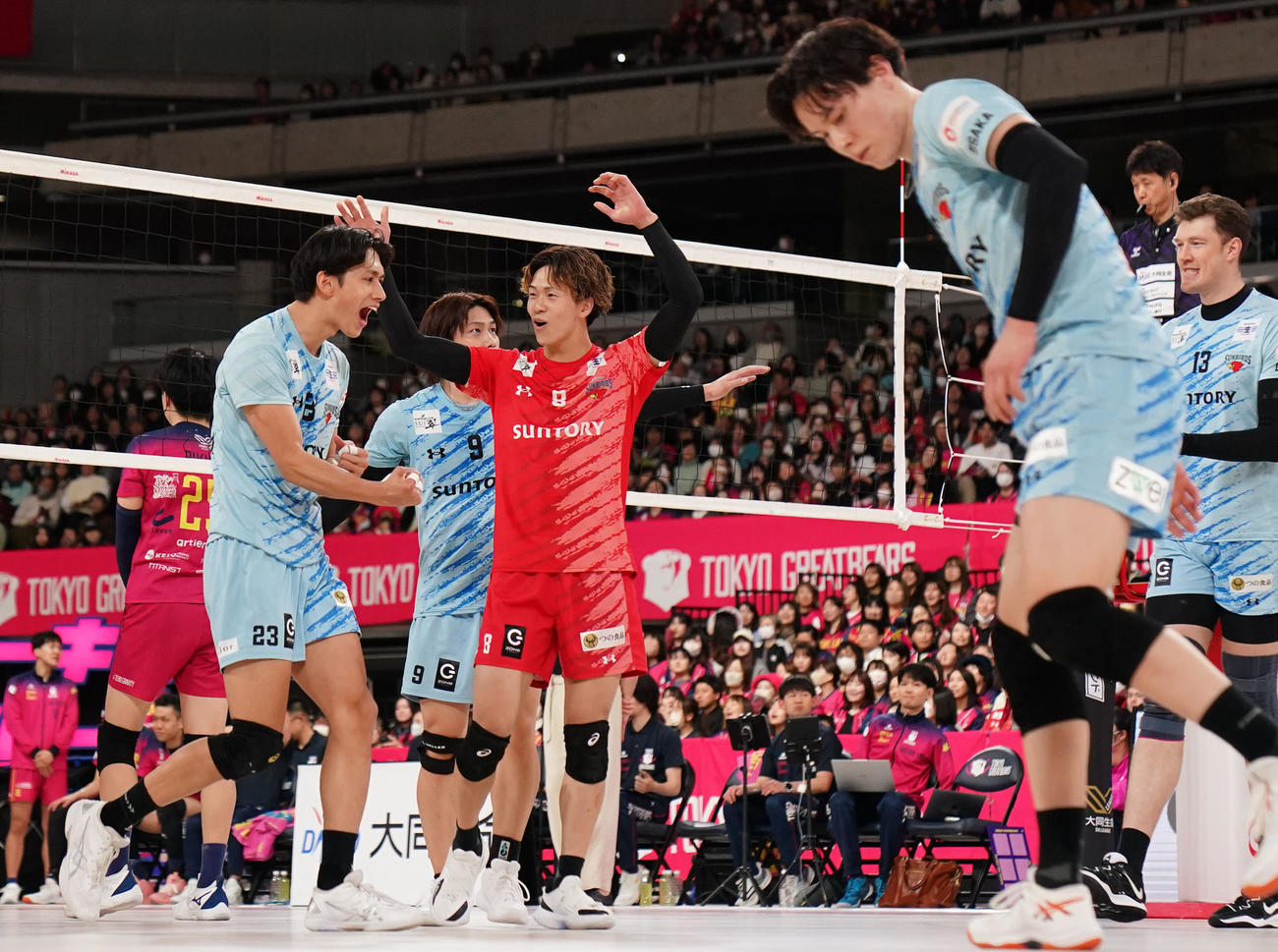 東京GB対サントリー　東京GBに勝利しタッチを交わすサントリーの選手たち（撮影・横山健太）