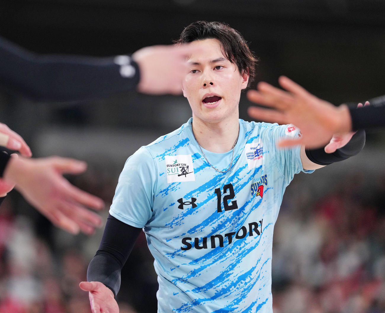 東京GB対サントリー　第1セット、得点を奪いタッチを交わすサントリー高橋藍（撮影・横山健太）