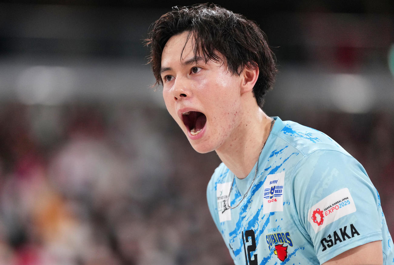 東京GB対サントリー　第1セット、得点を奪いほえるサントリー高橋藍（撮影・横山健太）