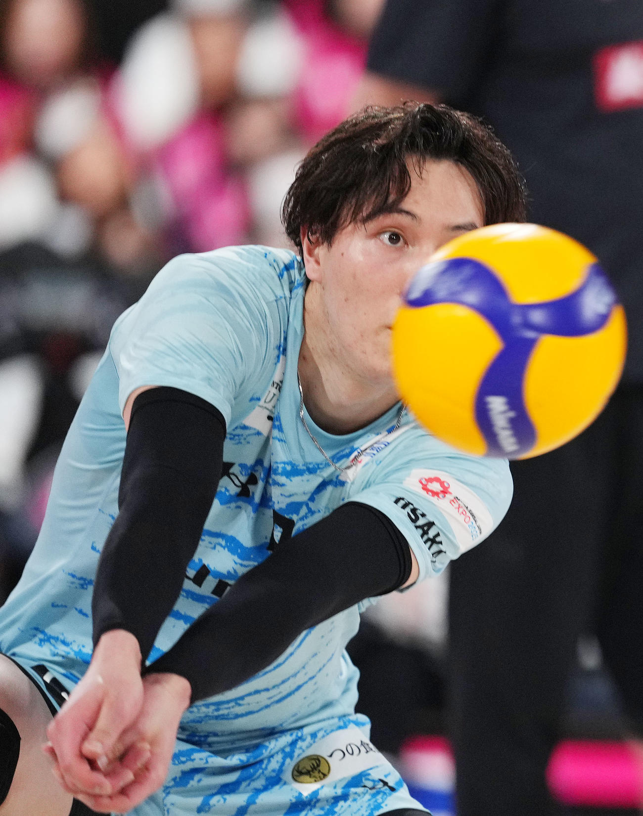 東京GB対サントリー　第2セット、ボールを拾うサントリー高橋藍（撮影・横山健太）