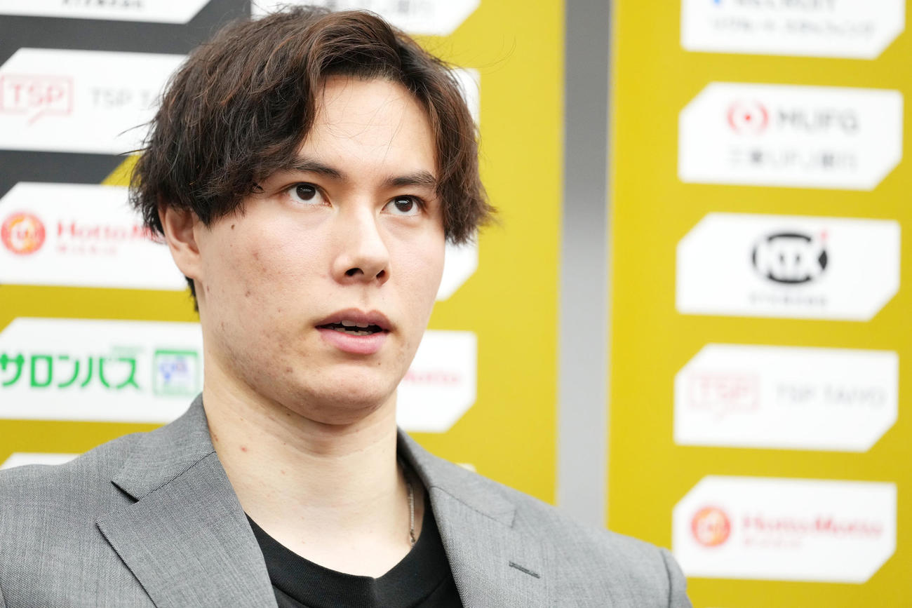 東京GB対サントリー　試合後、スーツ姿で会見に臨むサントリー高橋藍（撮影・横山健太）