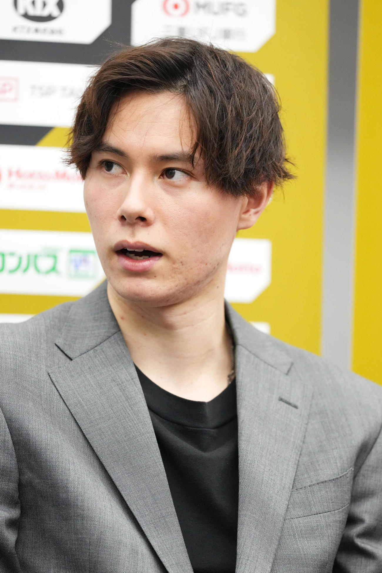東京GB対サントリー　試合後、スーツ姿で会見に臨むサントリー高橋藍（撮影・横山健太）
