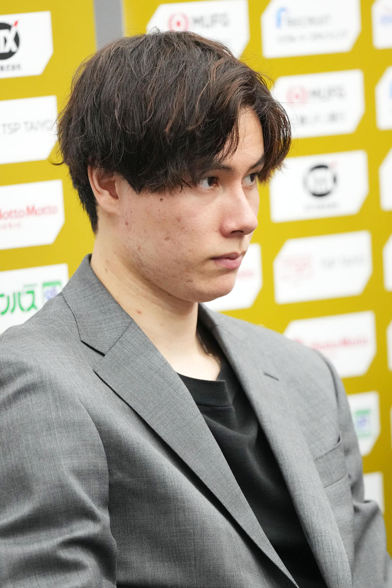 東京GB対サントリー　試合後、スーツ姿で会見に臨むサントリー高橋藍（撮影・横山健太）