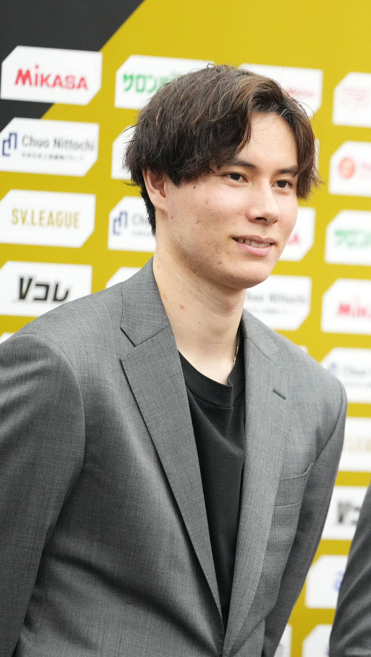 東京GB対サントリー　試合後、スーツ姿で会見に臨むサントリー高橋藍（撮影・横山健太）