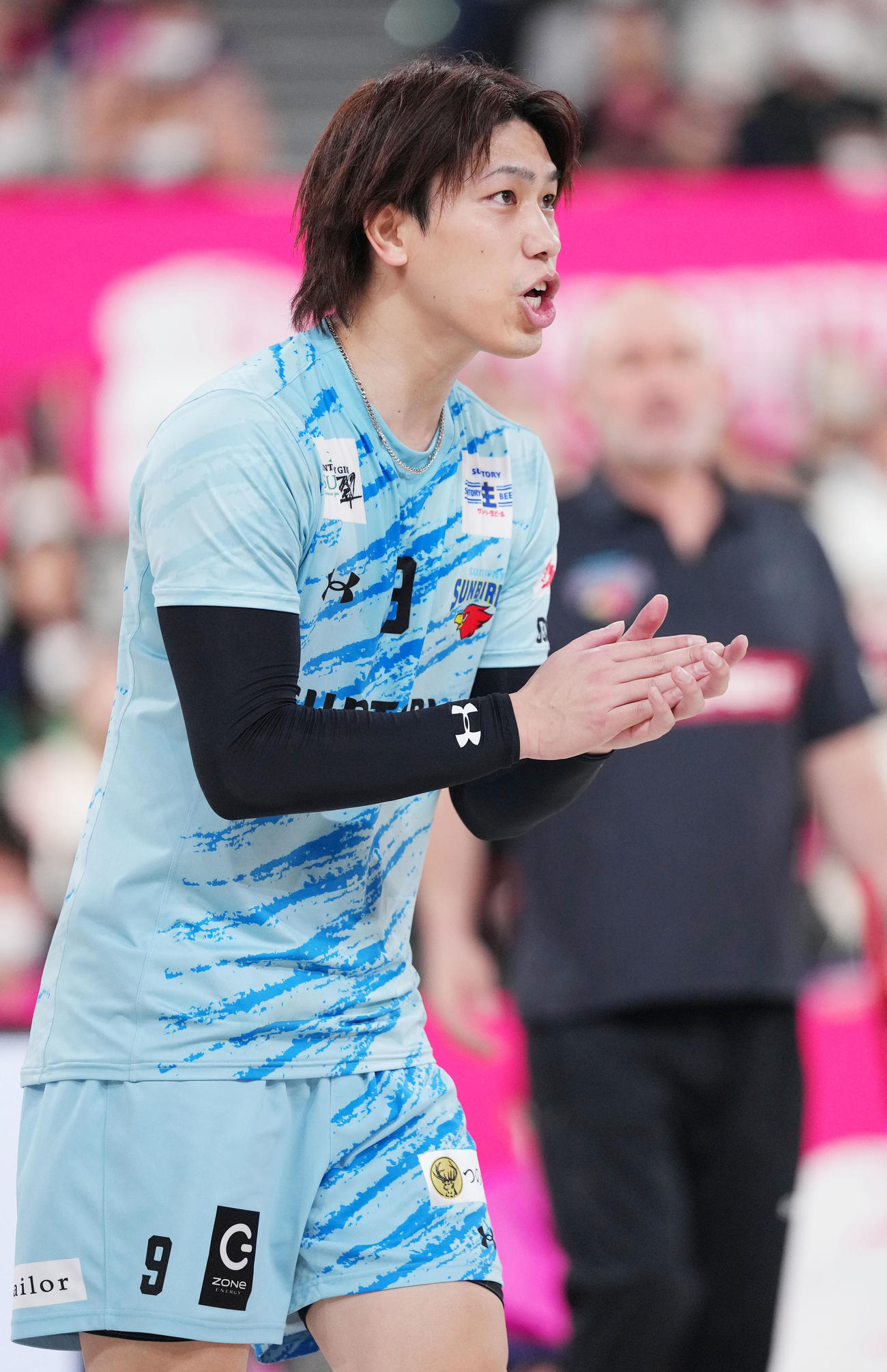 東京GB対サントリー　第2セット、得点を奪い手をたたくサントリー大宅（撮影・横山健太）