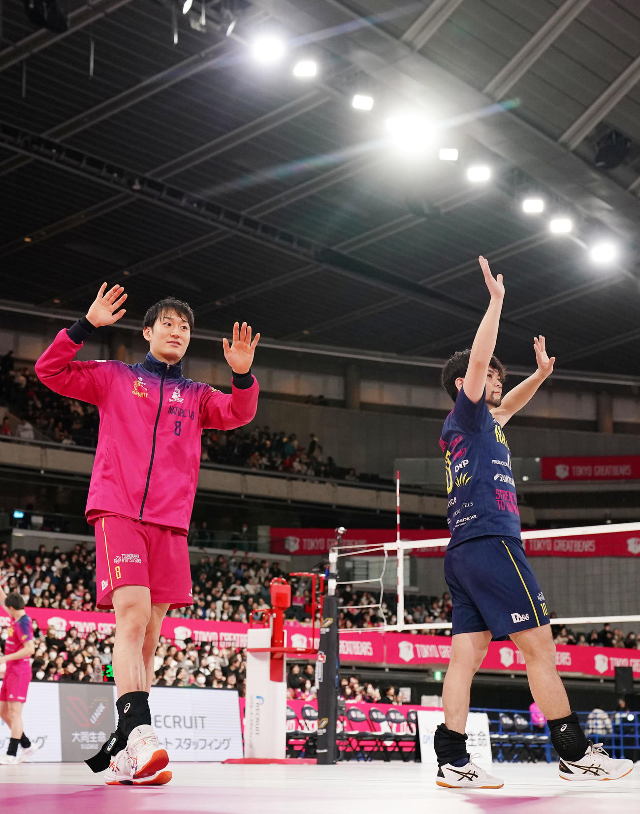 東京GB対サントリー　チャンピオンシップ出場を決め声援に応える東京GB柳田（左）と古賀（撮影・横山健太）
