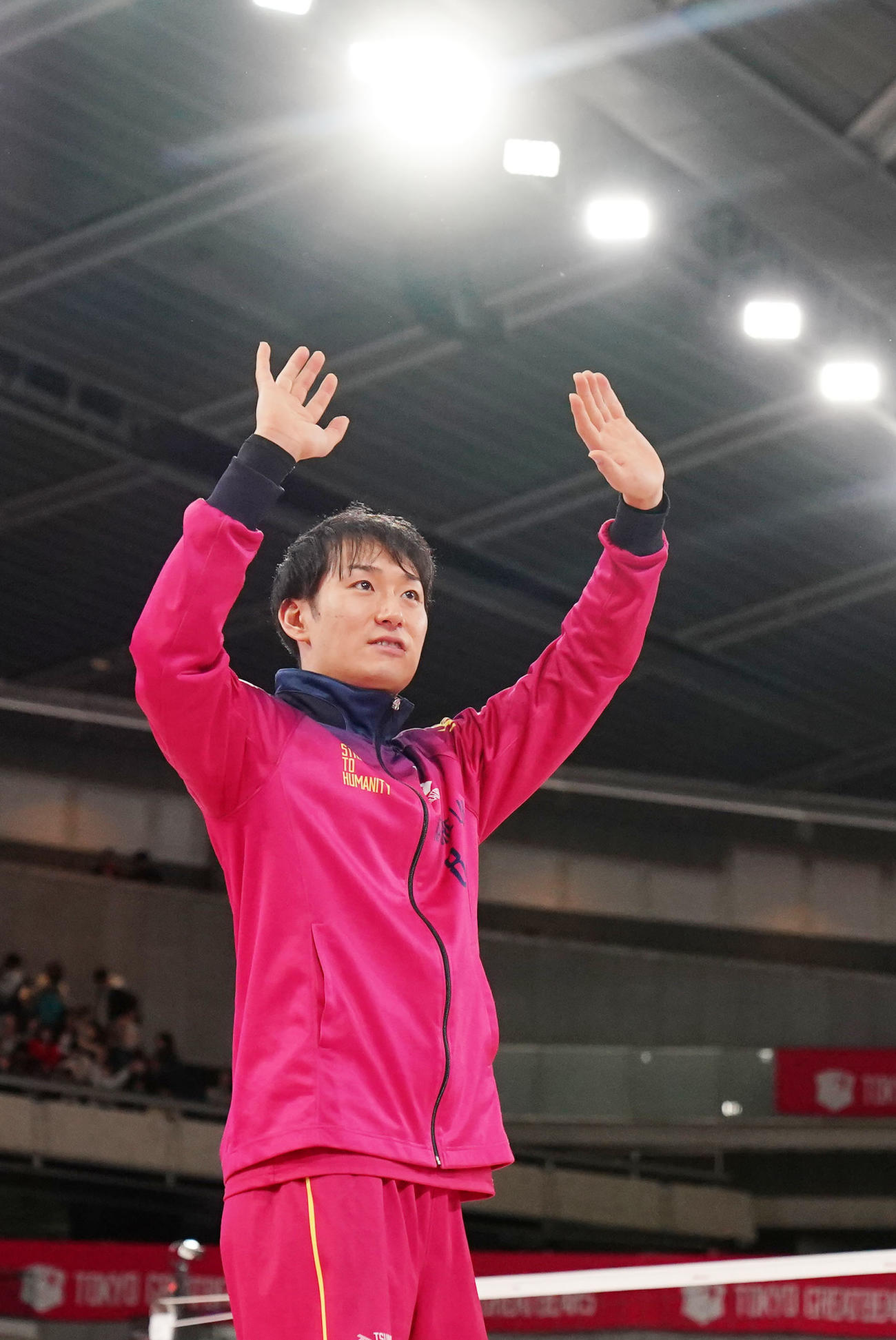 東京GB対サントリー　チャンピオンシップ出場を決め声援に応える東京GB柳田（撮影・横山健太）
